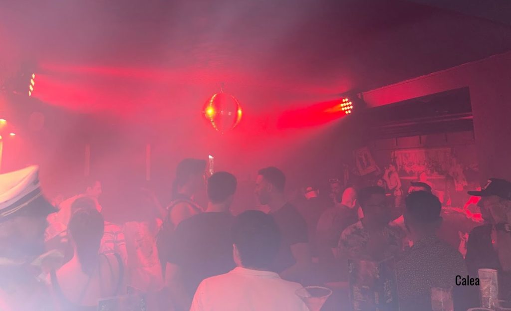Red Room es una bar LGBT, con buena selección musical.