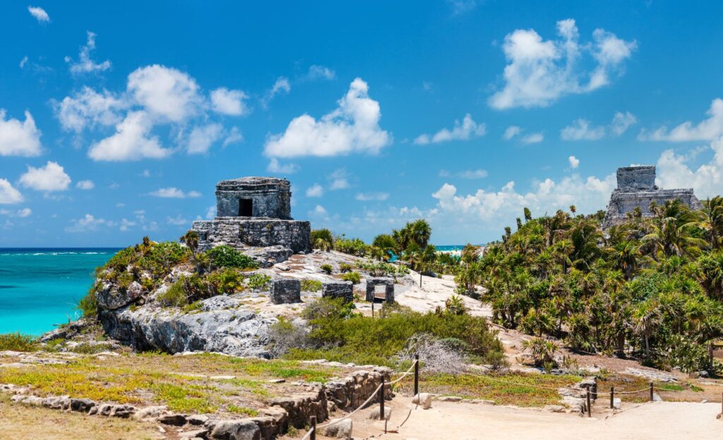 Las ruinas de Tulum están frente al mar caribe