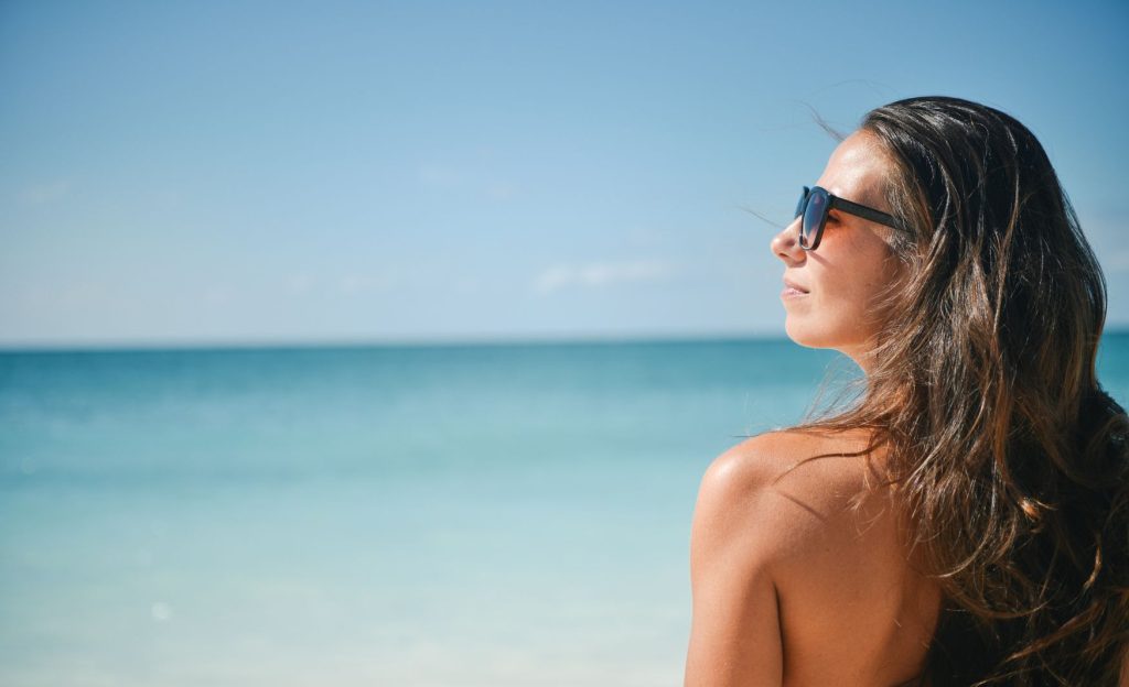 Mujer disfrutando del sol, la arena y el mar de Tulum