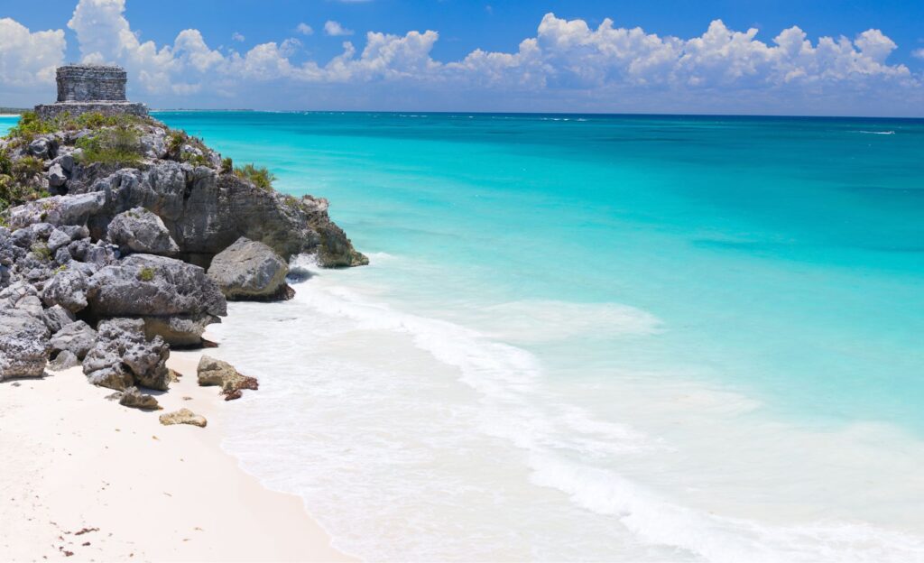 Playa paradisiaca de Tulum que muestra una ruina maya