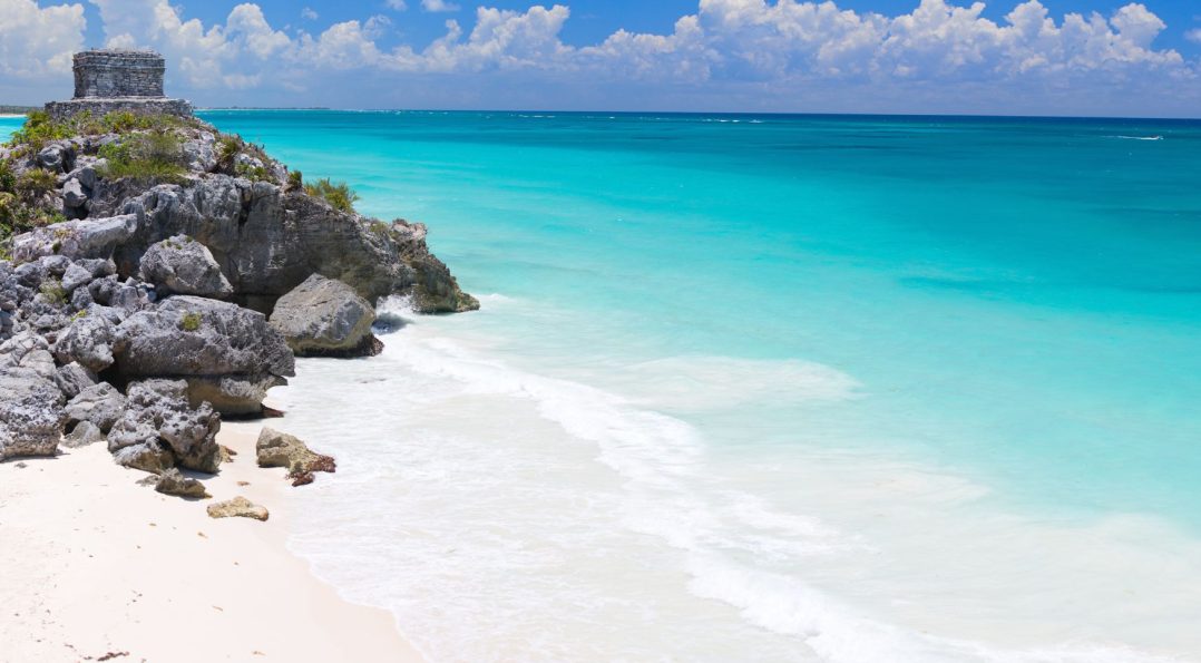 Playa paradisiaca de Tulum que muestra una ruina maya