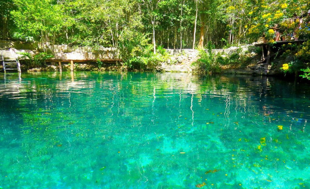 Cenote a cielo abierto, con entrada gratuita