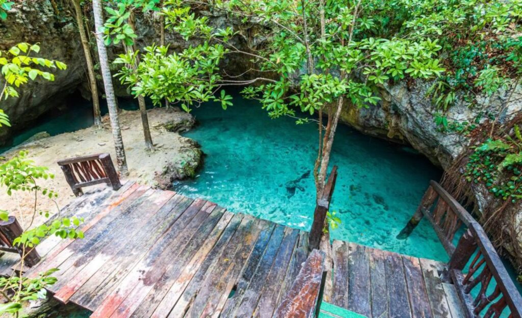 Vista aérea del gran cenote Tulum