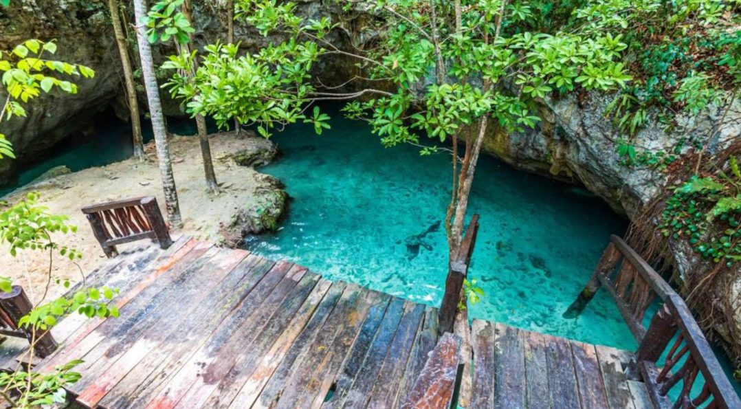 Vista aérea del gran cenote Tulum
