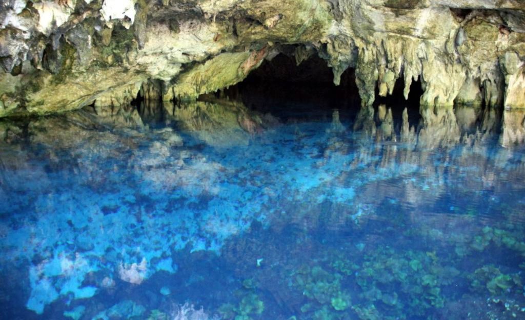 Agua azul con estalactitas 