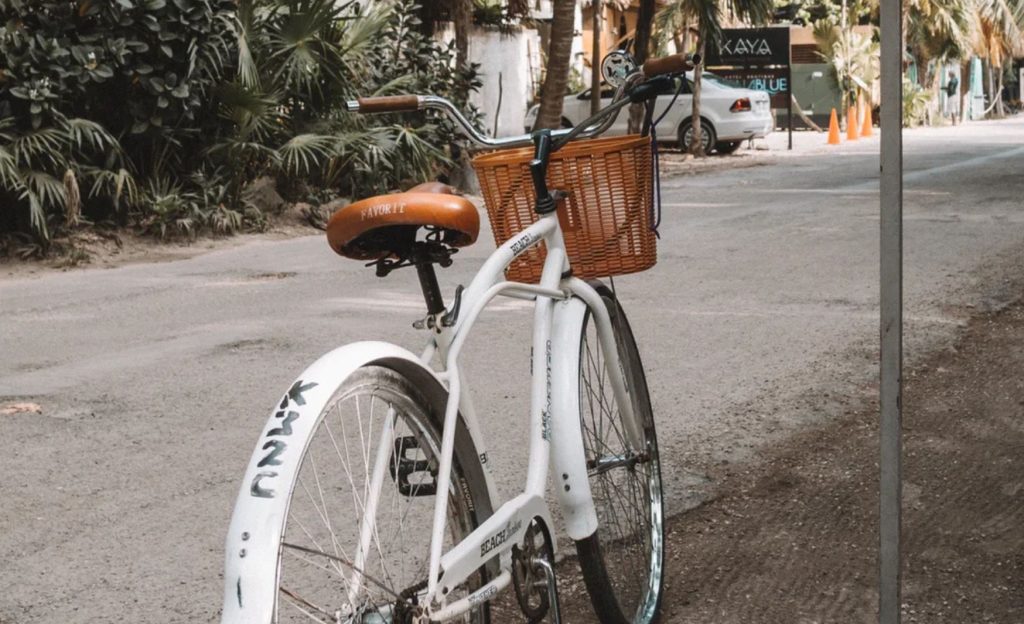 Bicicleta estacionada en el centro de Tulum, México