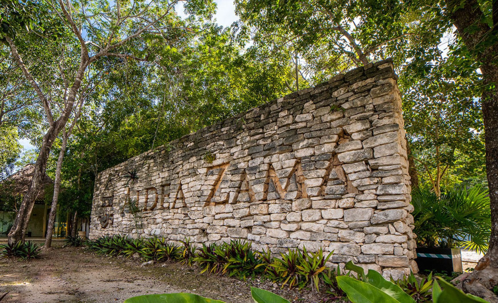 Letrero en piedra de Aldea Zama, un barrio contiguo a La Veleta Tulum