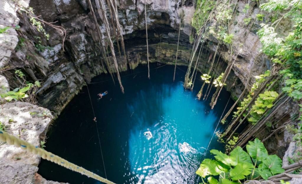Vista aerea del cenote calavera Tulum