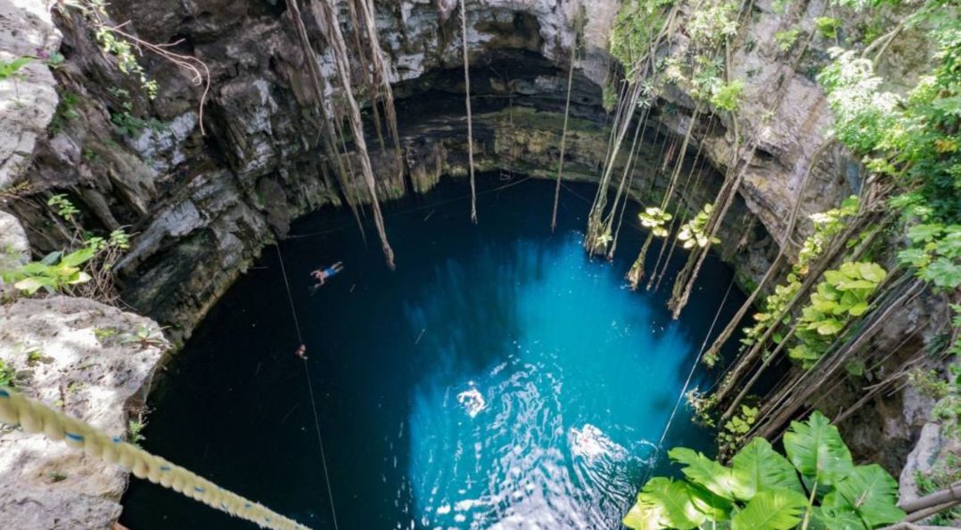 Vista aerea del cenote calavera Tulum