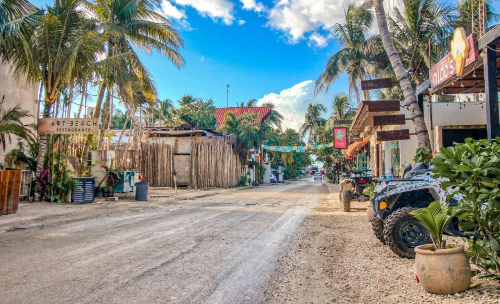 Calle de La Veleta Tulum con algunos restaurantes
