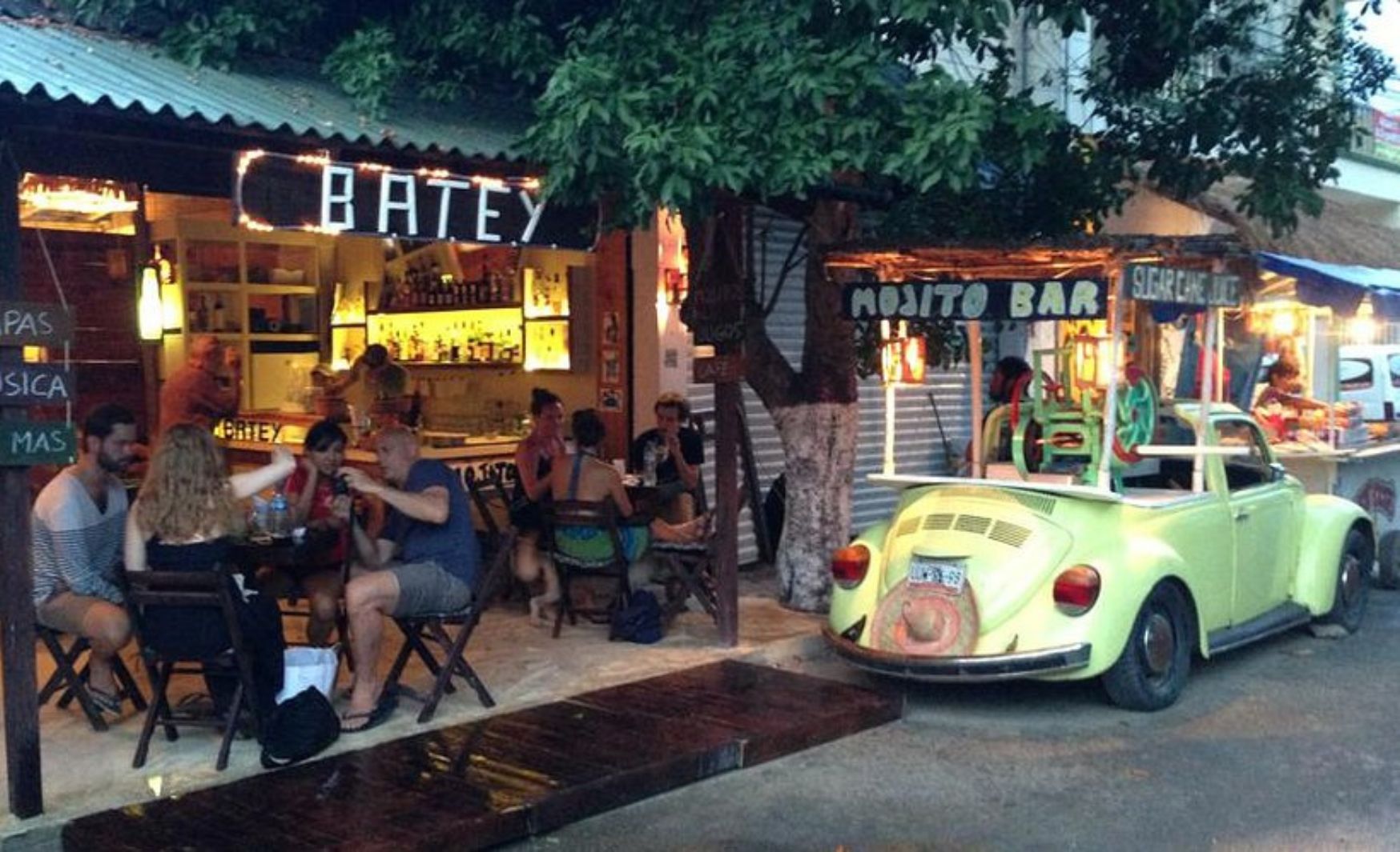Vista de Mojito Bar, al atardecer, con algunos viajeros sentados en las mesas