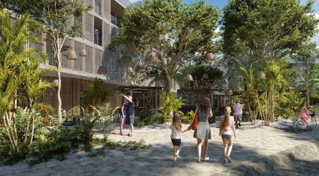 Una mujeres y sus dos hijos, caminando por las calles de Tulum
