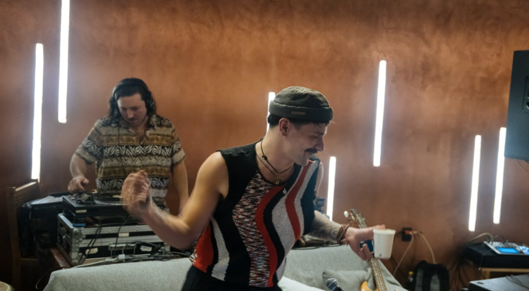 Hombre tomando clases de baile en Tulum