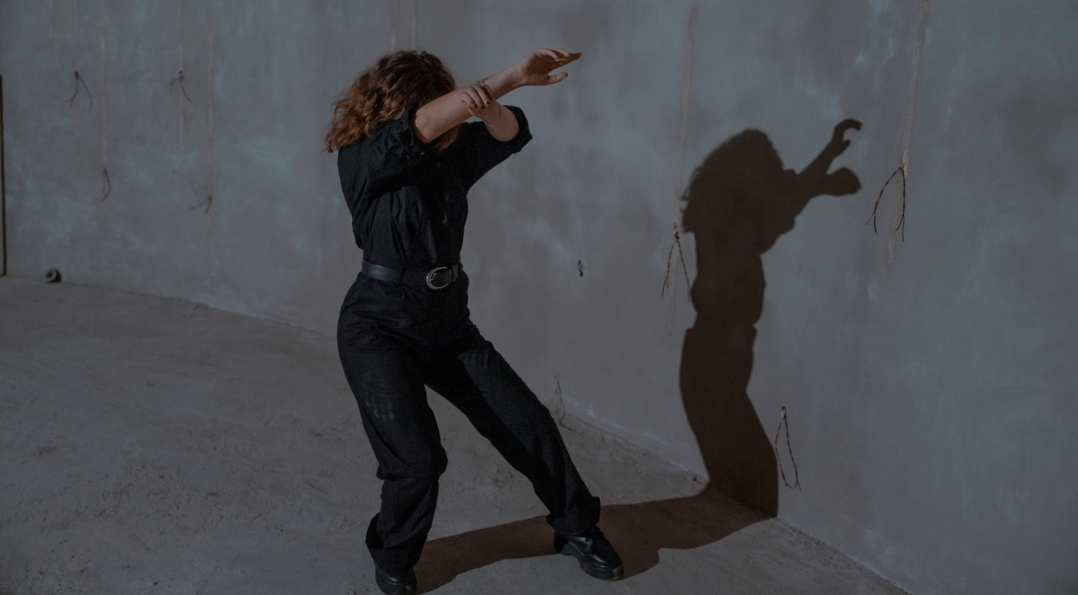 Mujer bailando y tomando una clase de baile en Tulum