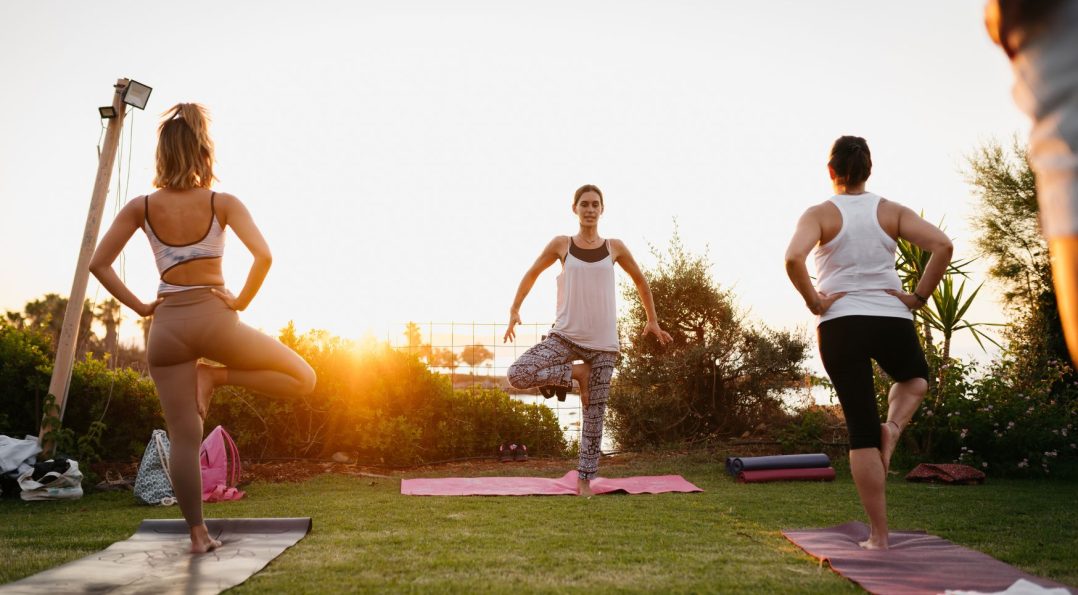 maestra de yoga dando clases